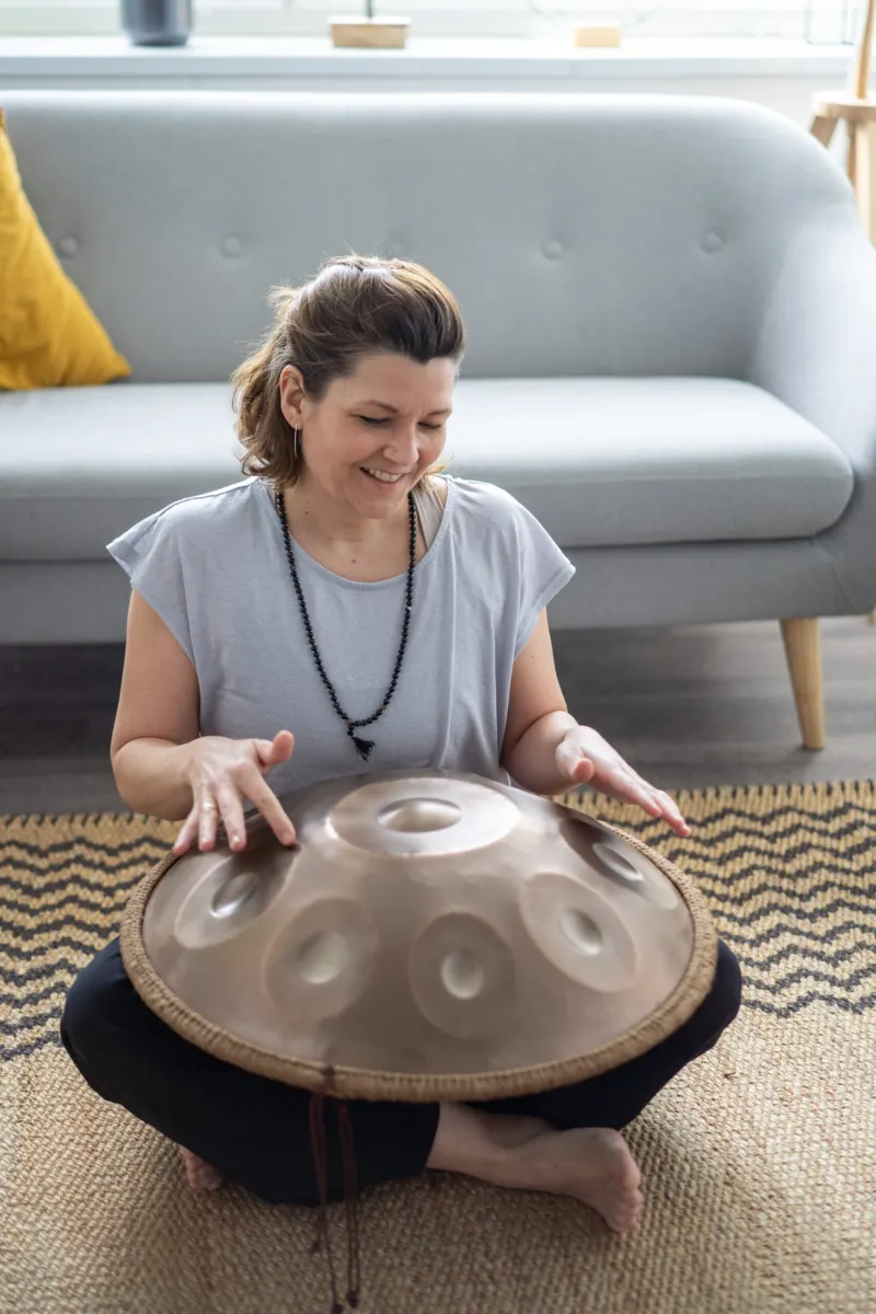 Lisa Wolk spielt Handpan