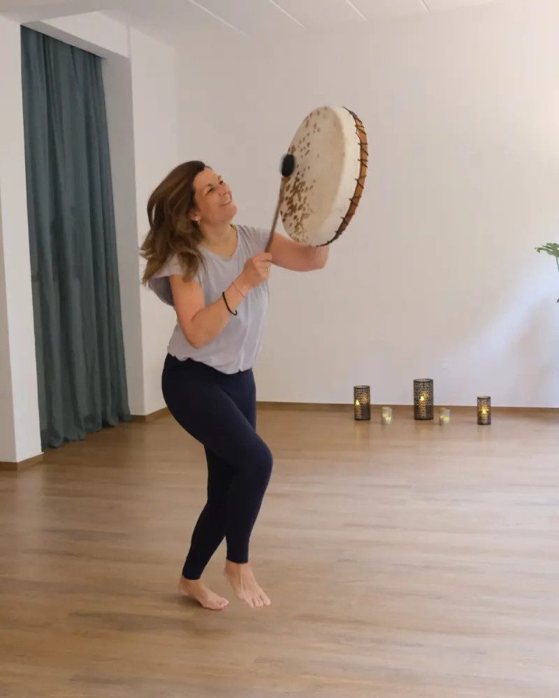 Lisa spielt im Studio eine große Rahmentrommel